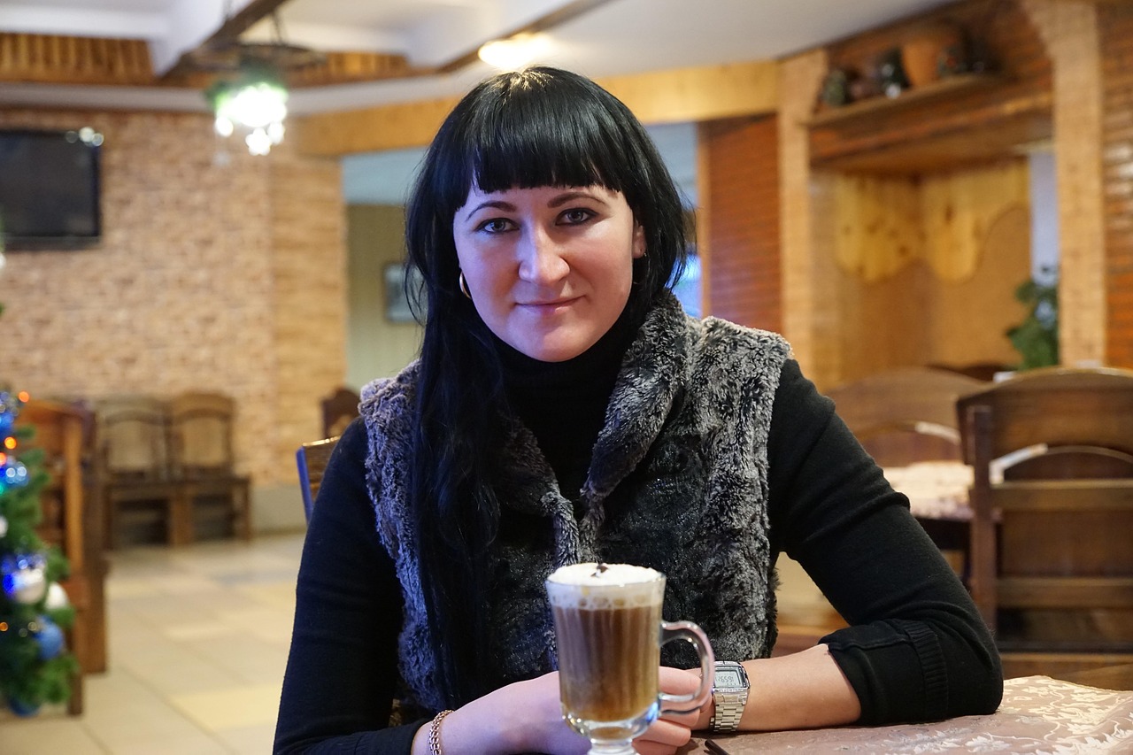 Женщина пьет кофе