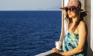 Девушка на море