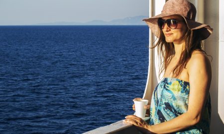 Девушка на море