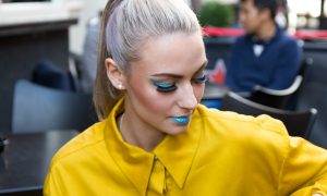 Девушка с ярким макияжем