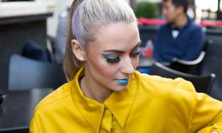 Девушка с ярким макияжем