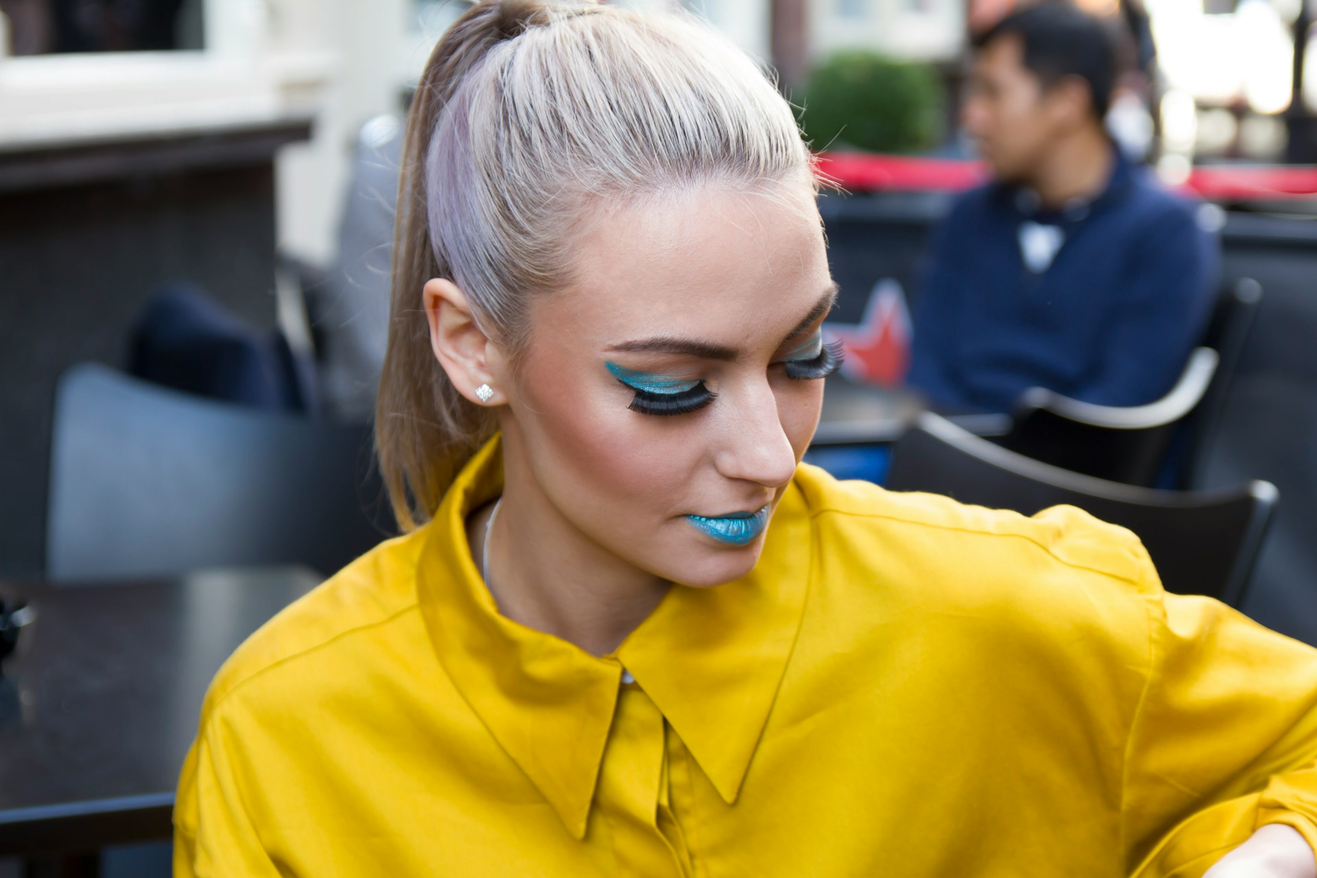 Девушка с ярким макияжем