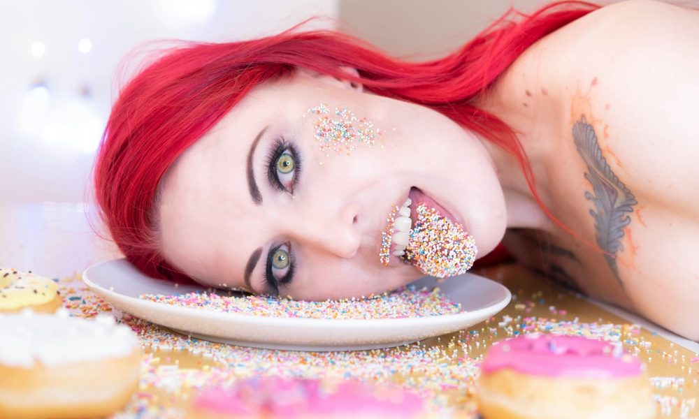 Девушка с пончиками