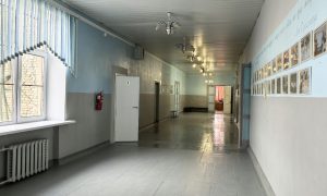 Пустой школьный коридор