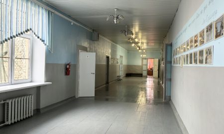 Пустой школьный коридор