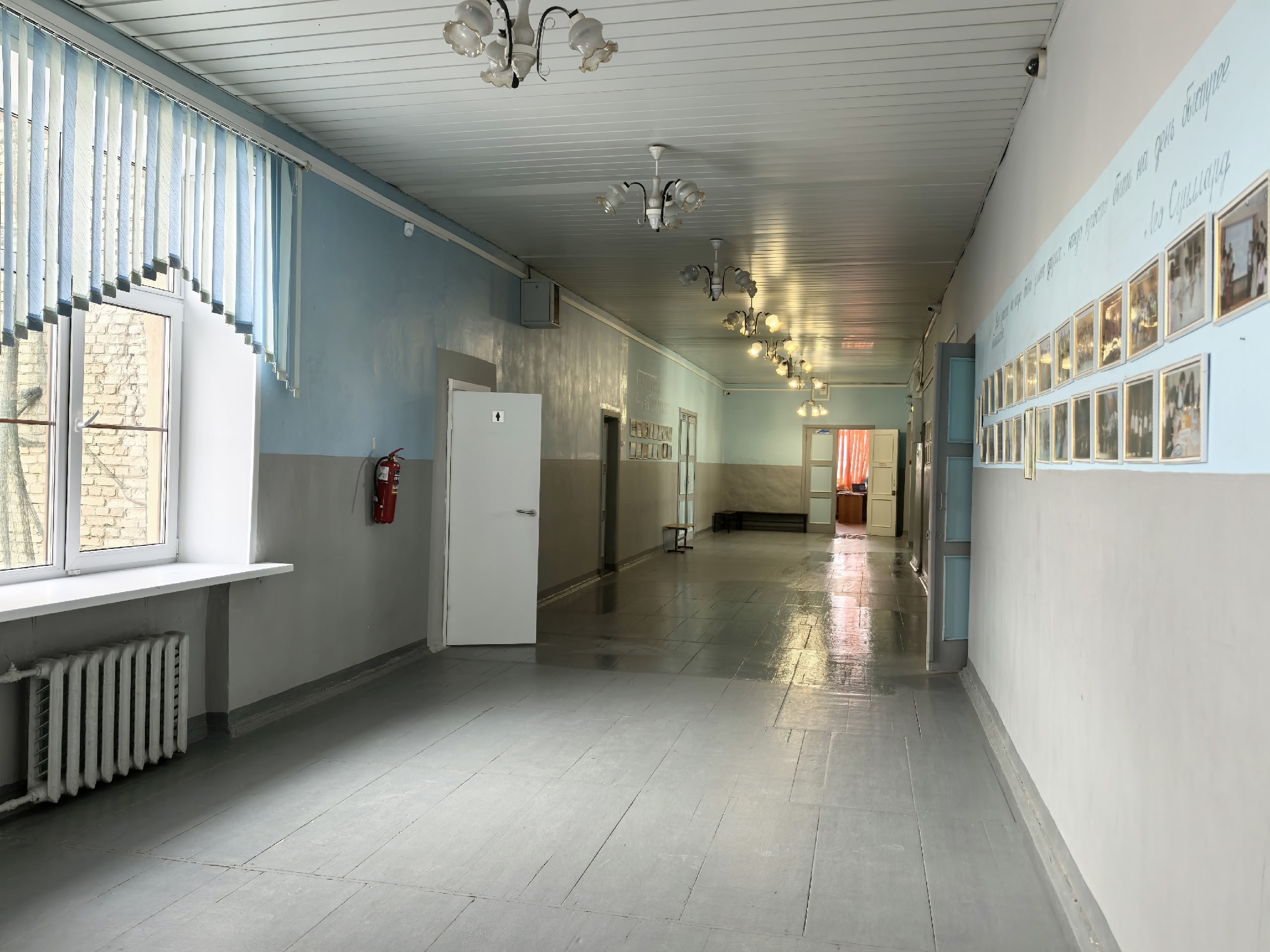 Пустой школьный коридор