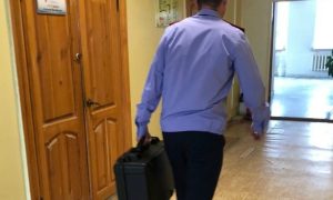 Следователь идет по коридору