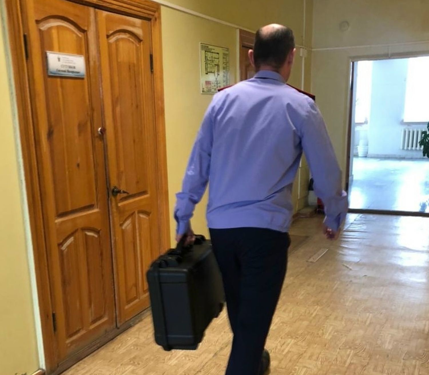 Следователь идет по коридору