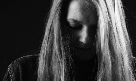 грустная девушка