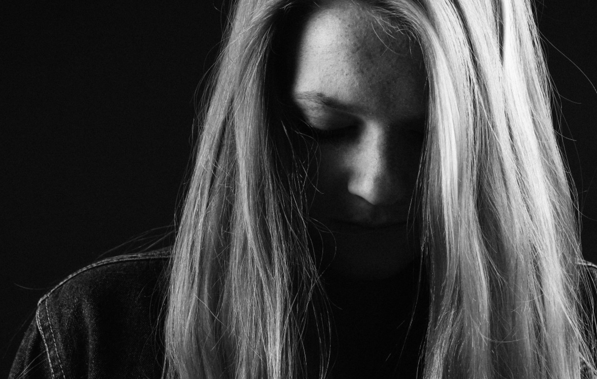 грустная девушка