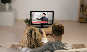 Молодая пара смотрит телевизор