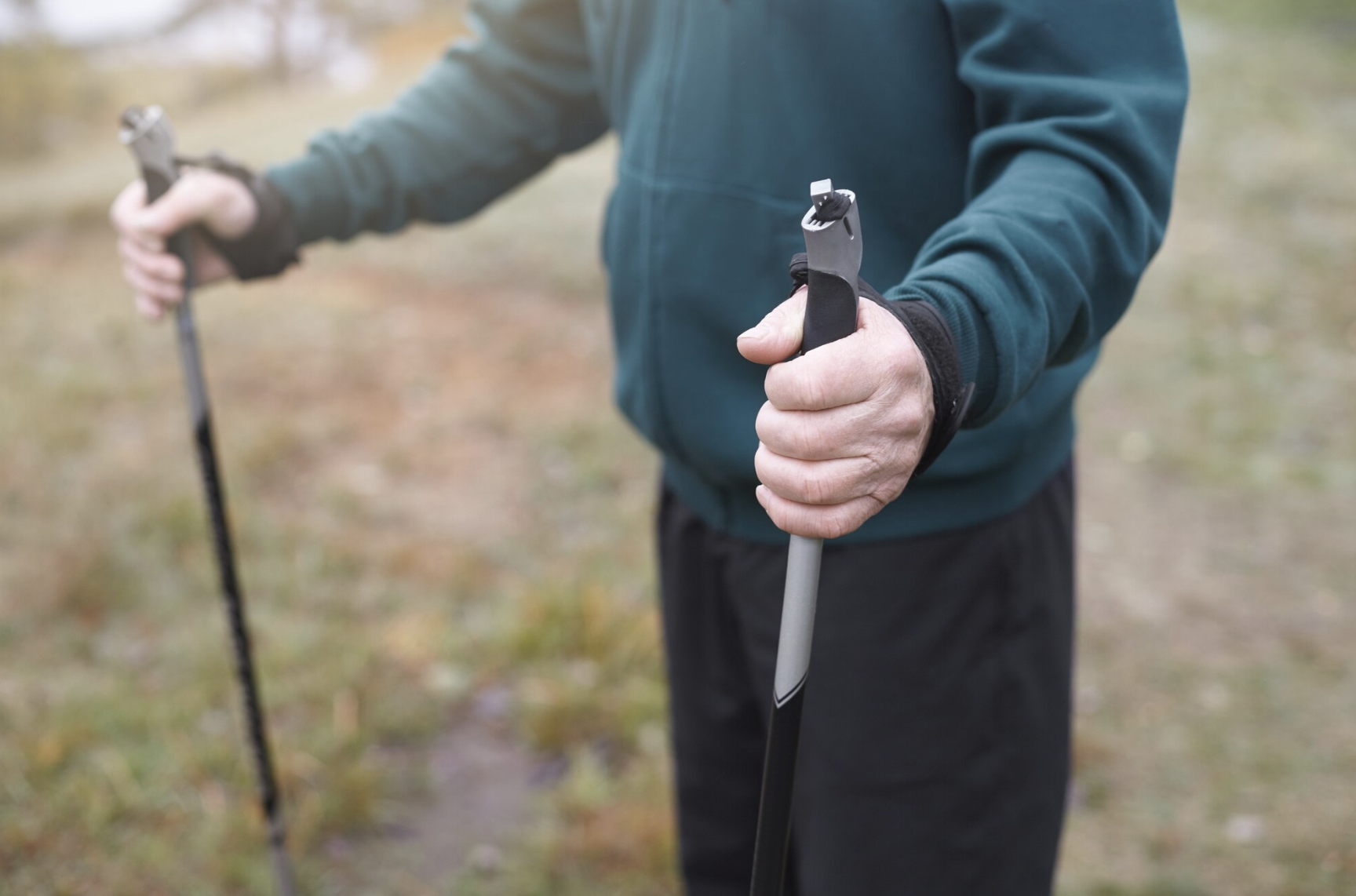 Палки для ходьбы в руках