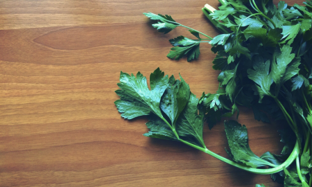 Петрушка на столе