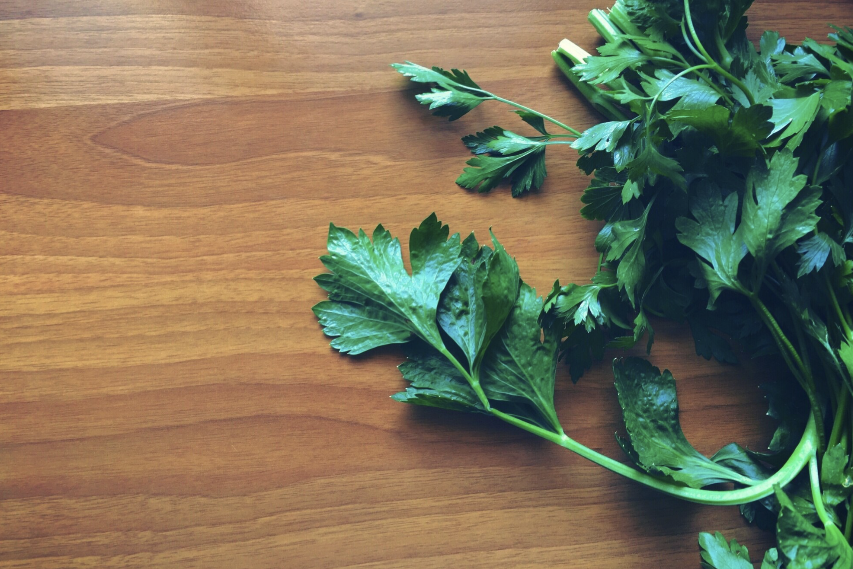 Петрушка на столе