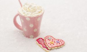 На столе кружка и печенье