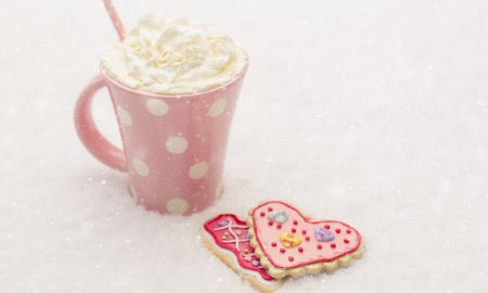 На столе кружка и печенье