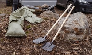 Лопаты и мешки для субботника