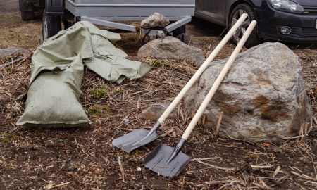 Лопаты и мешки для субботника