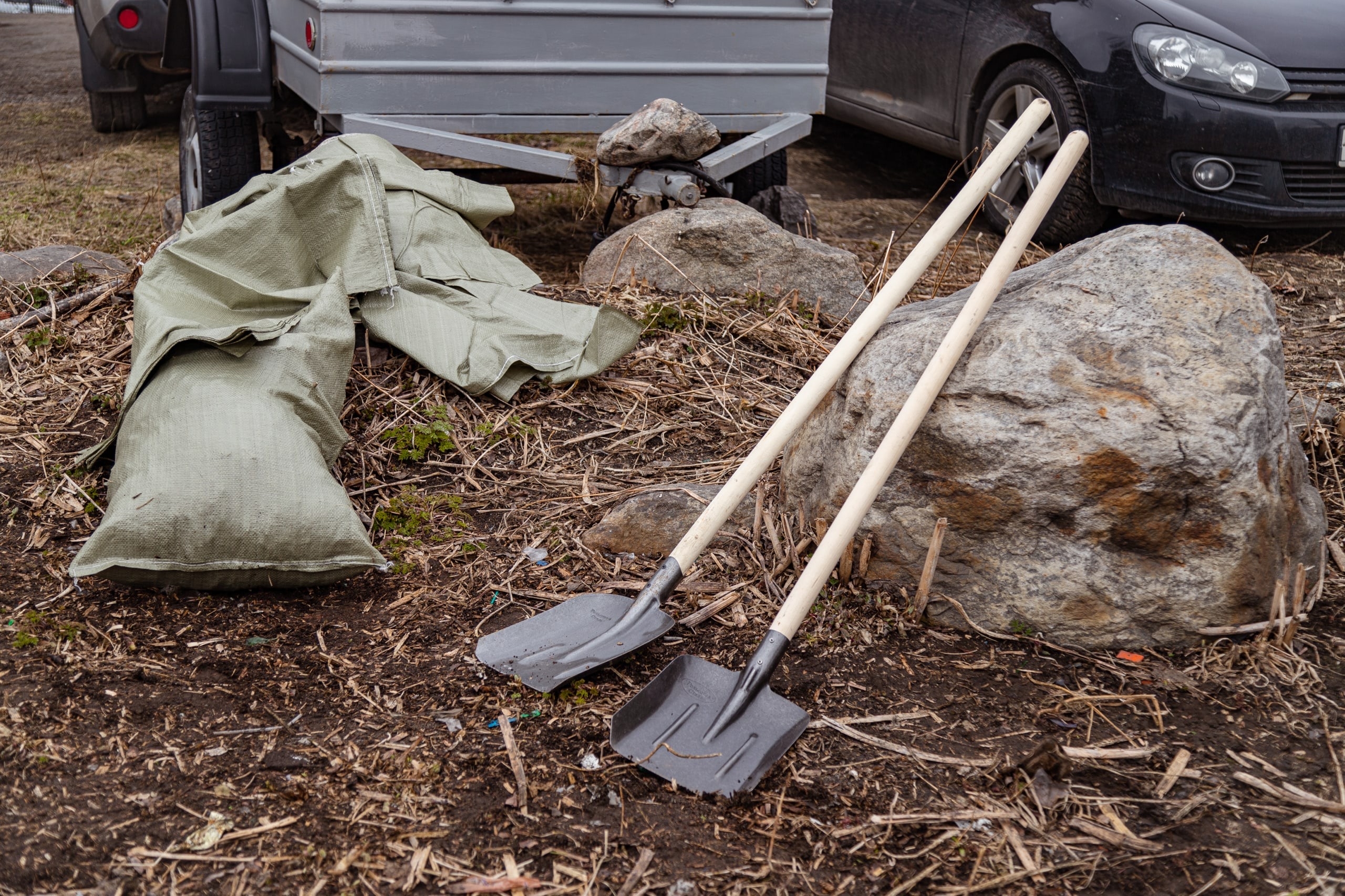 Лопаты и мешки для субботника