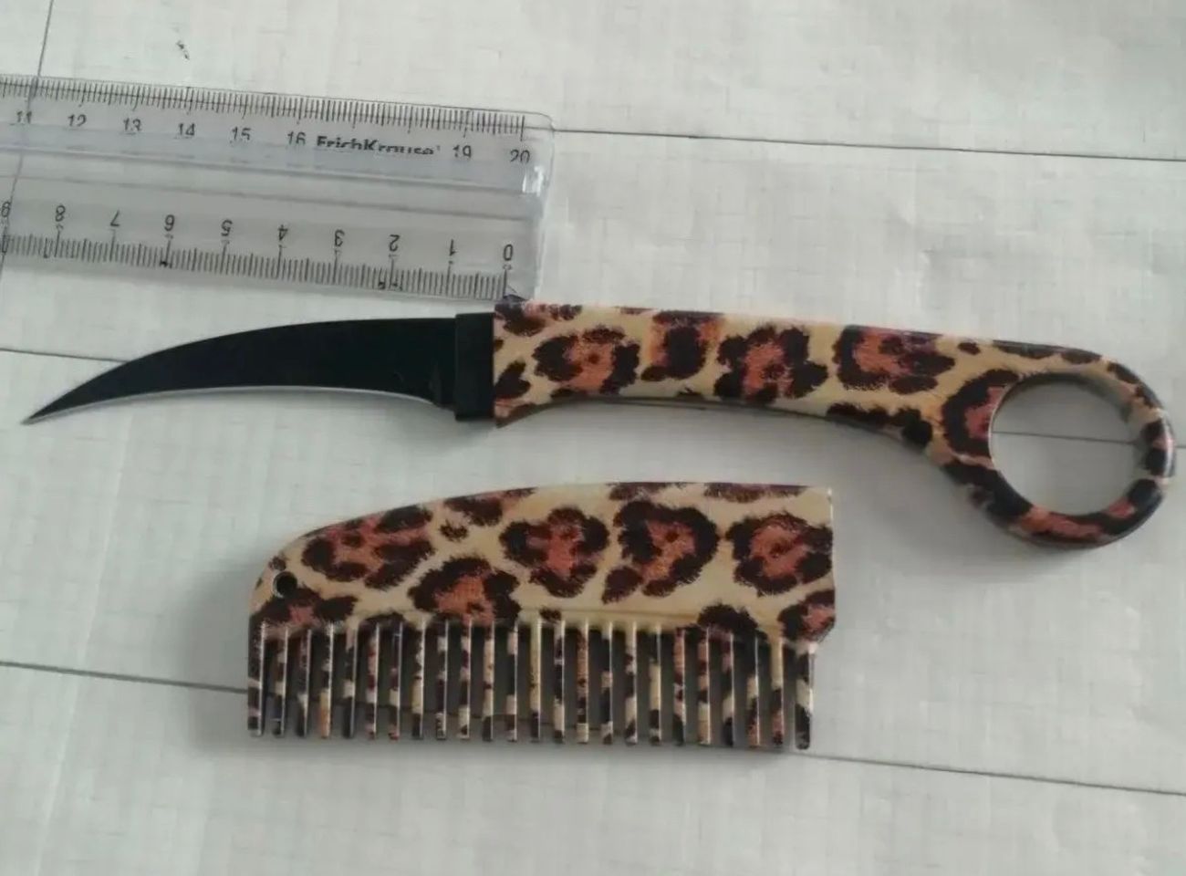 Спрятанный в расческе нож