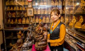 Девушка со статуями будды