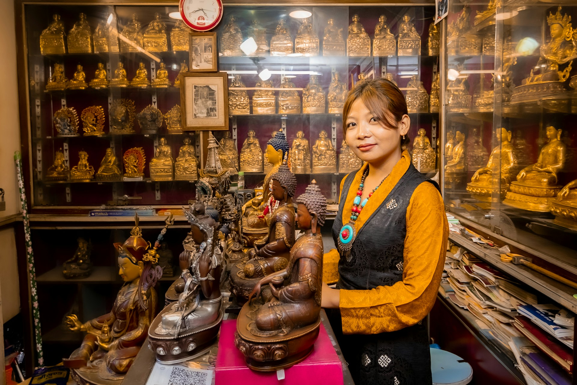 Девушка со статуями будды