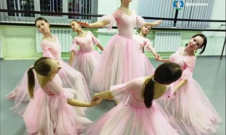 Спасенная девочка танцует