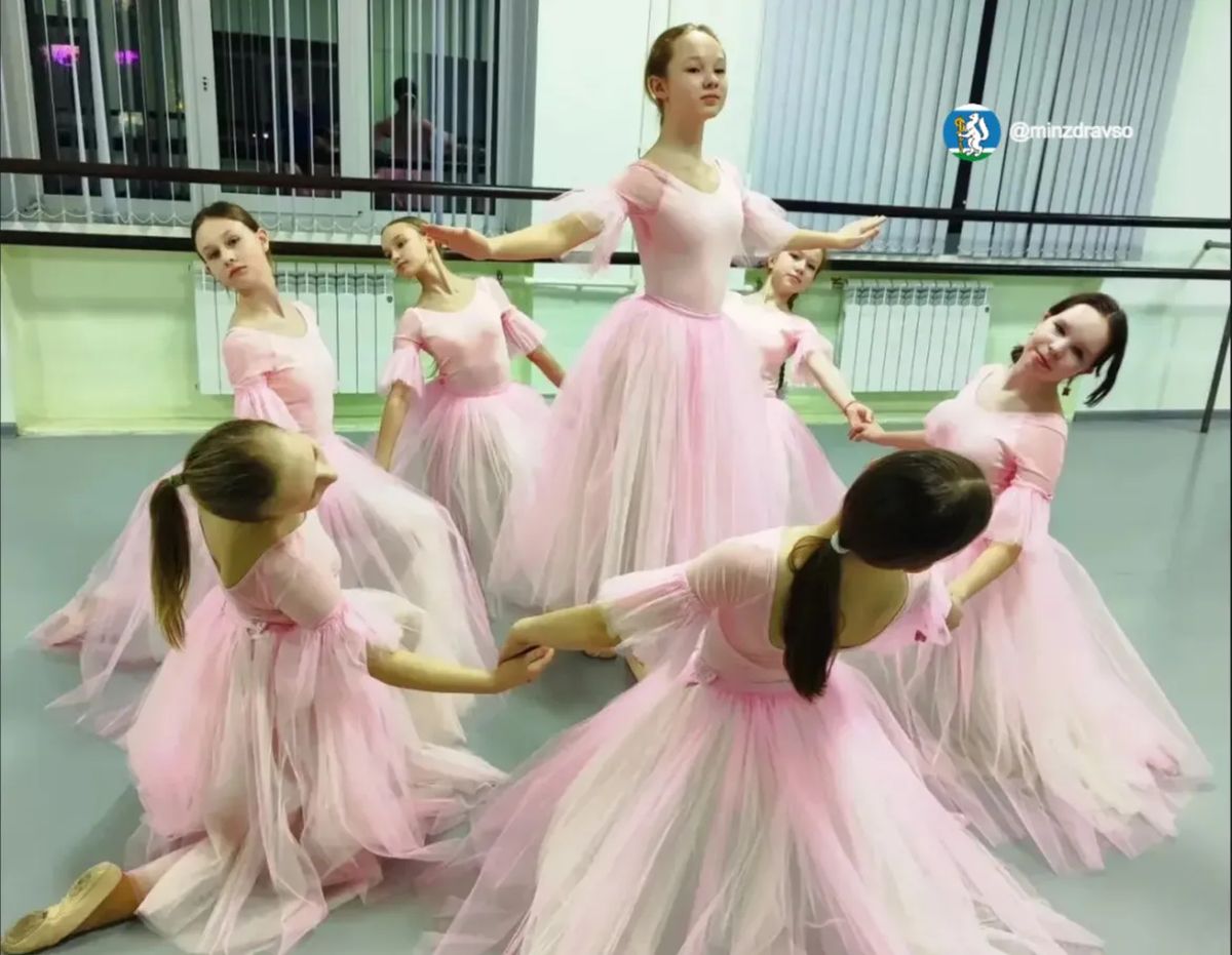 Спасенная девочка танцует