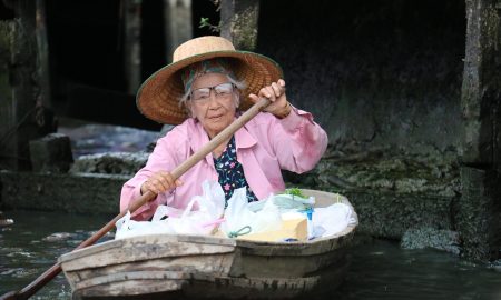 Бабушка на лодке