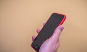 девушка держит телефон