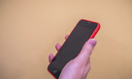 девушка держит телефон