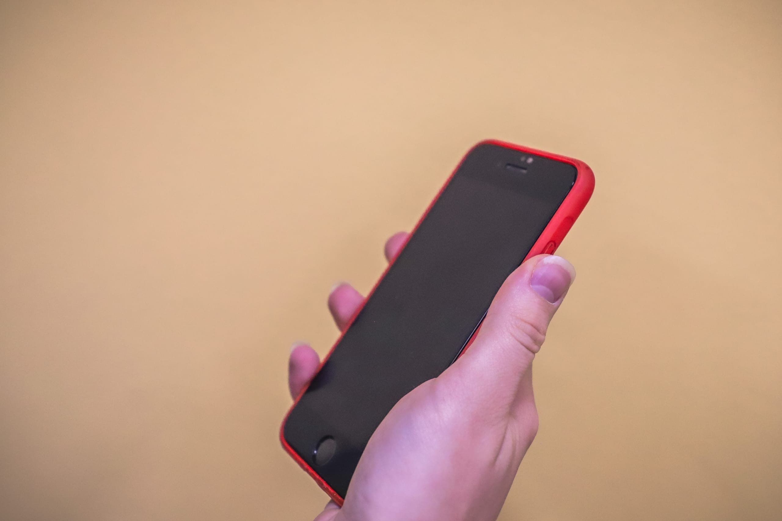 девушка держит телефон