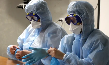 Врачи в защитных костюмах