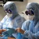 Врачи в защитных костюмах