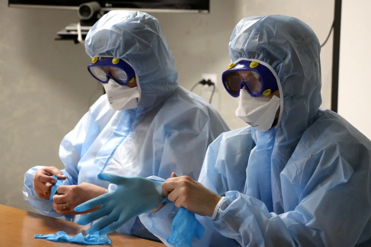 Врачи в защитных костюмах