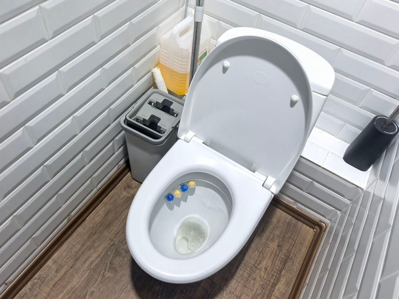 Стоит чистый унитаз