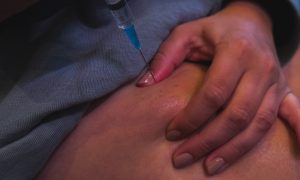 Человеку делают укол