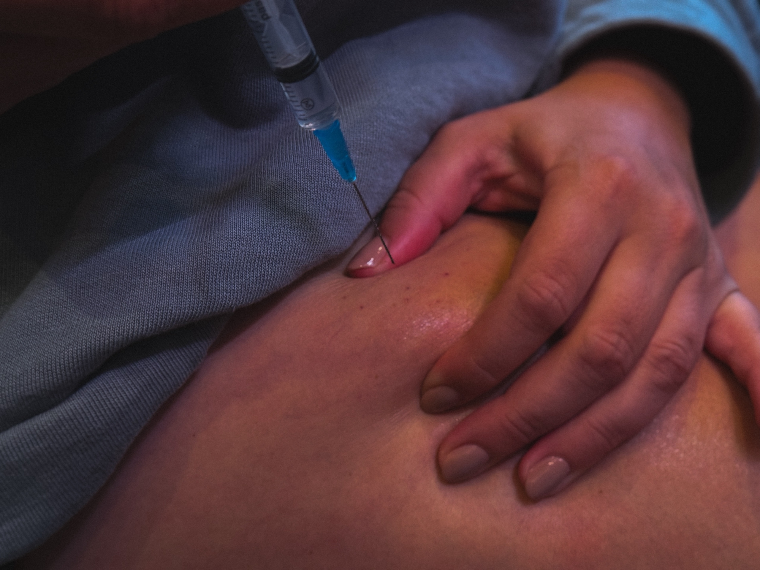 Человеку делают укол