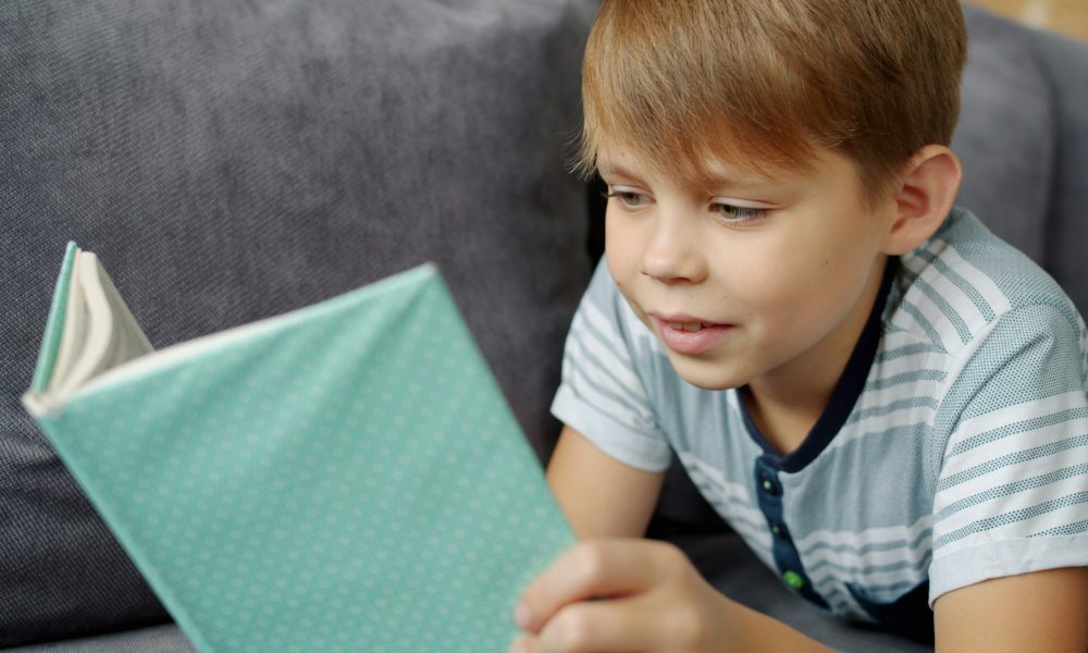 Мальчик читает