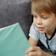 Мальчик читает