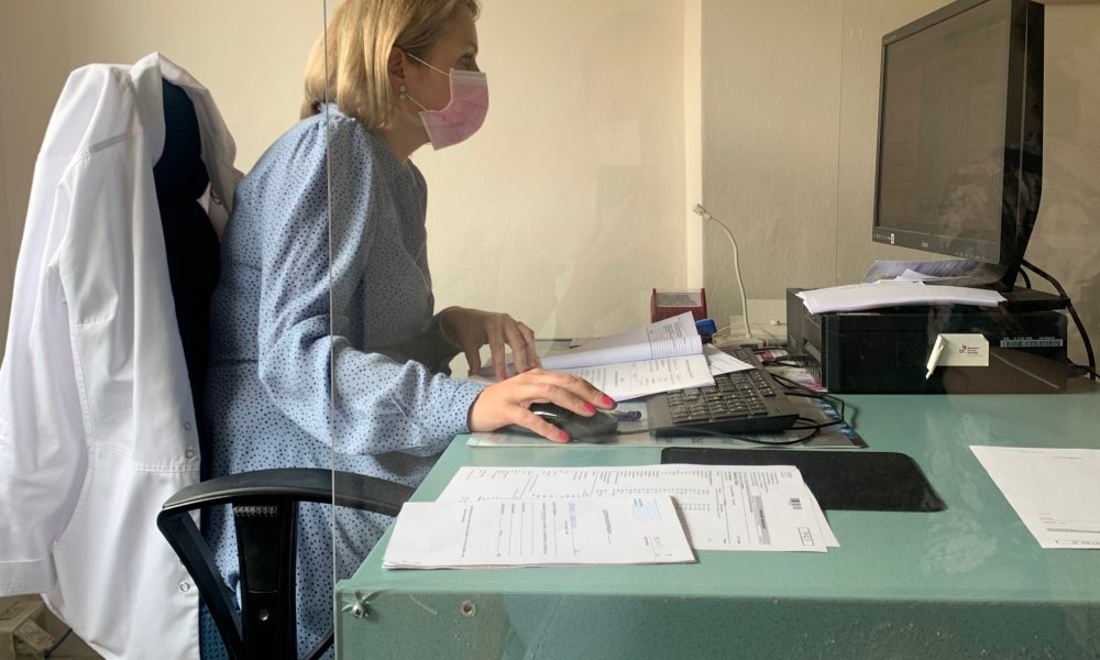 Врач заполняет документы