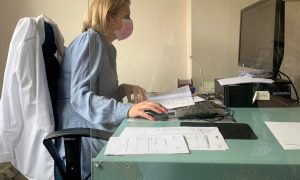 Врач заполняет документы