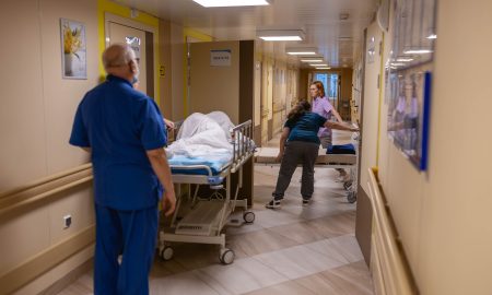 Медики везут пациента