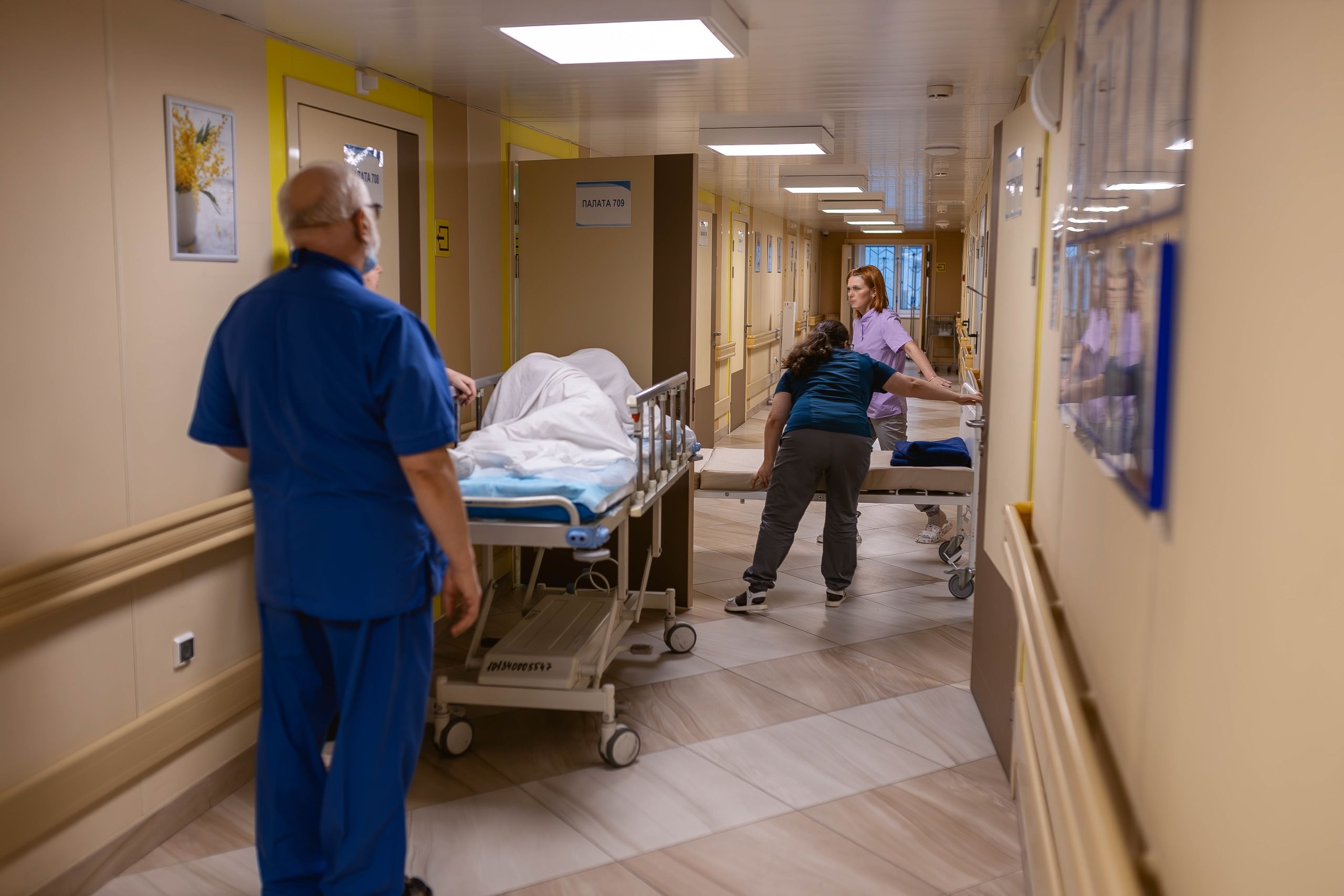 Медики везут пациента