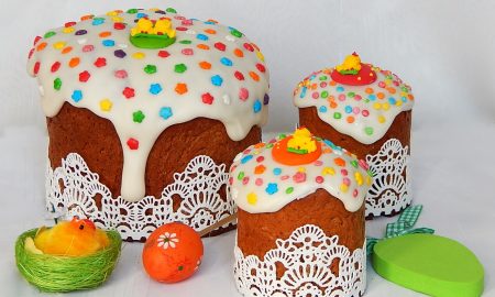 На столе куличи