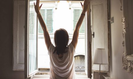 Девушка смотрит в окно