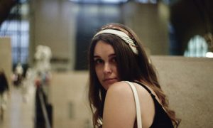 Девушка с ободком