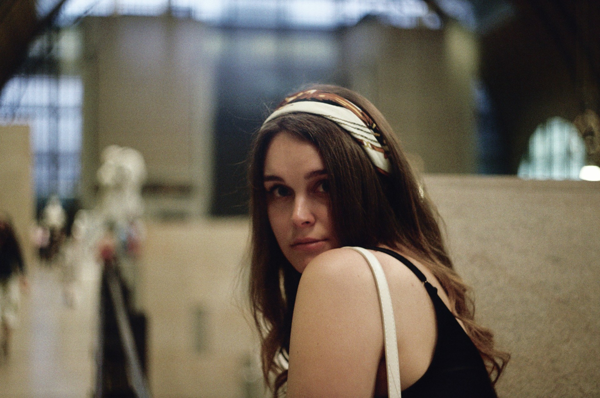 Девушка с ободком