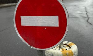 Дорожный знак на улице