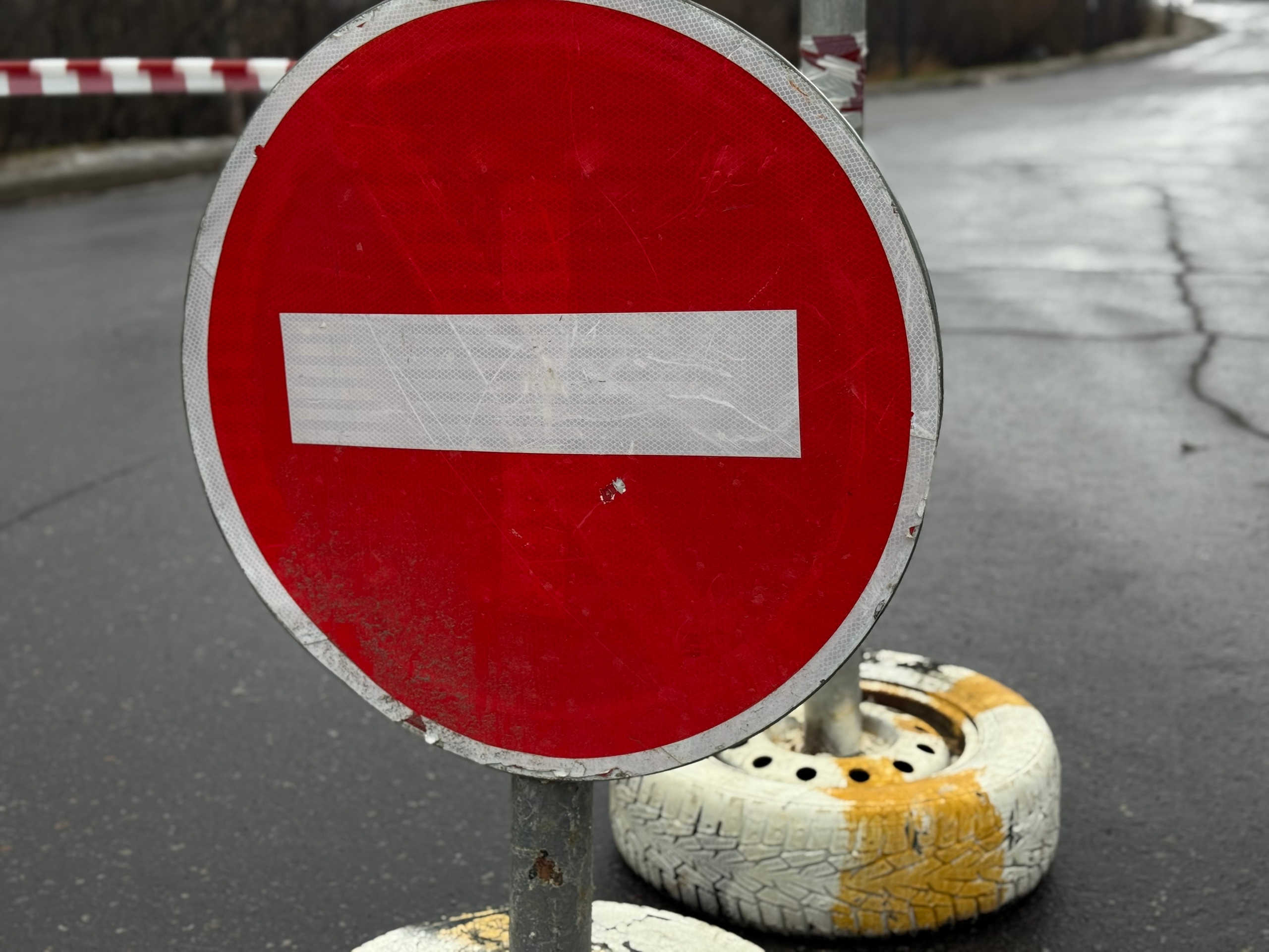 Дорожный знак на улице